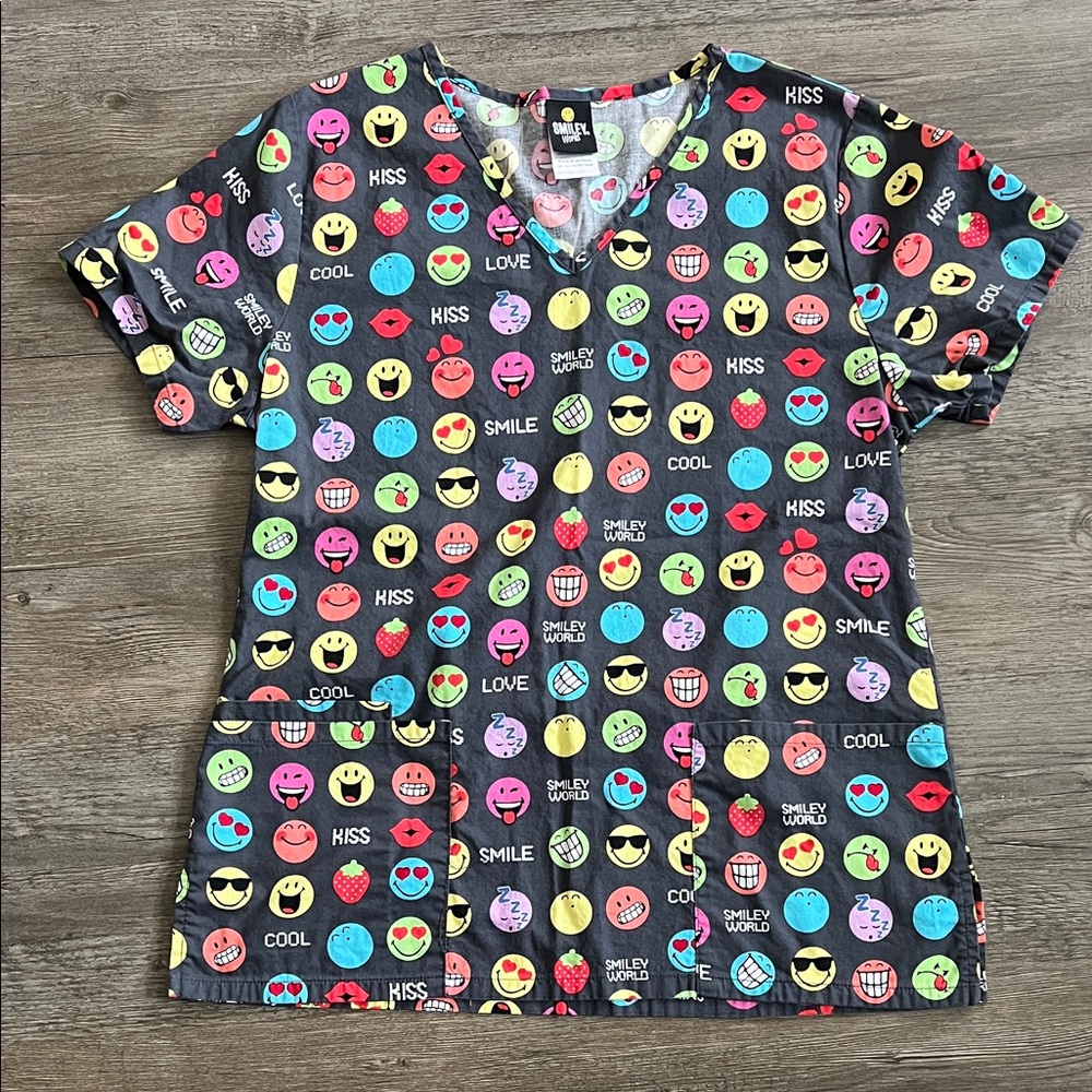 Smiley World Graphic scrub Top S - Picture 2 of 8
